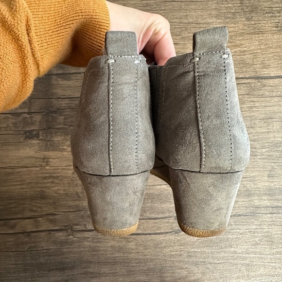 *DOLCE VITA* Gray Suede Fashion Wedge Ankle Boots Size 8 - Picture 5 of 10
